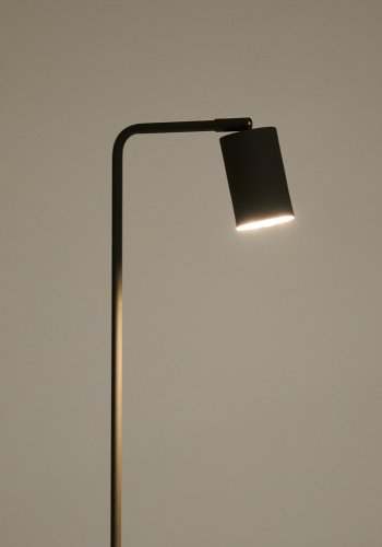 KAVE HOME Manie gulvlampe i metal med sort stbejernseffekt finish