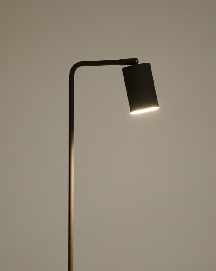 KAVE HOME Manie gulvlampe i metal med sort stbejernseffekt finish