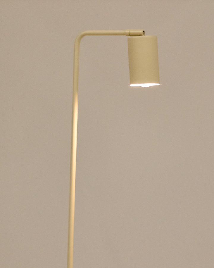 KAVE HOME Manie gulvlampe i metal med beige struktureret finish