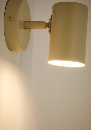 KAVE HOME Manie vgmonteret metallampe med beige struktureret finish