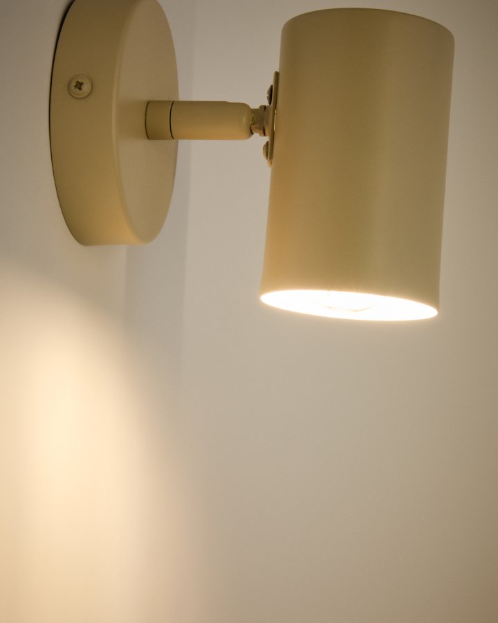 KAVE HOME Manie vgmonteret metallampe med beige struktureret finish