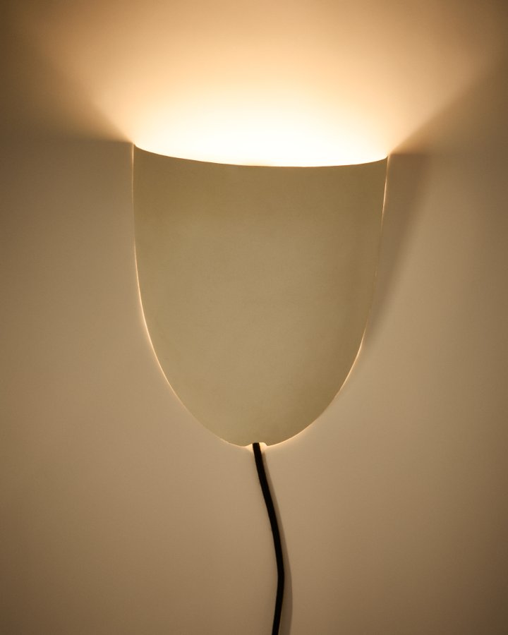 KAVE HOME Nibla vgmonteret lysarmatur i hvidt lereffektmetal