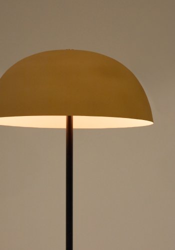 KAVE HOME Nibla gulvlampe i sort metal med skrm i terracottaeffekt