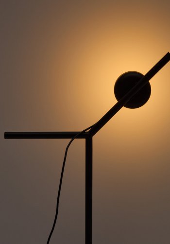 KAVE HOME Orey sort metal bordlampe med multi-position spotlight