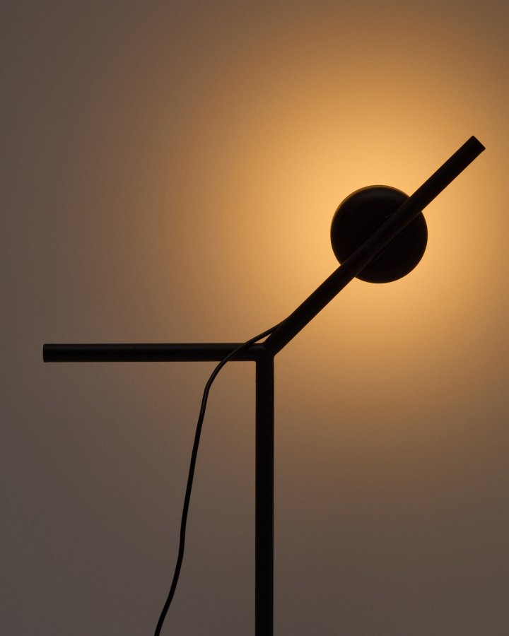 KAVE HOME Orey sort metal bordlampe med multi-position spotlight