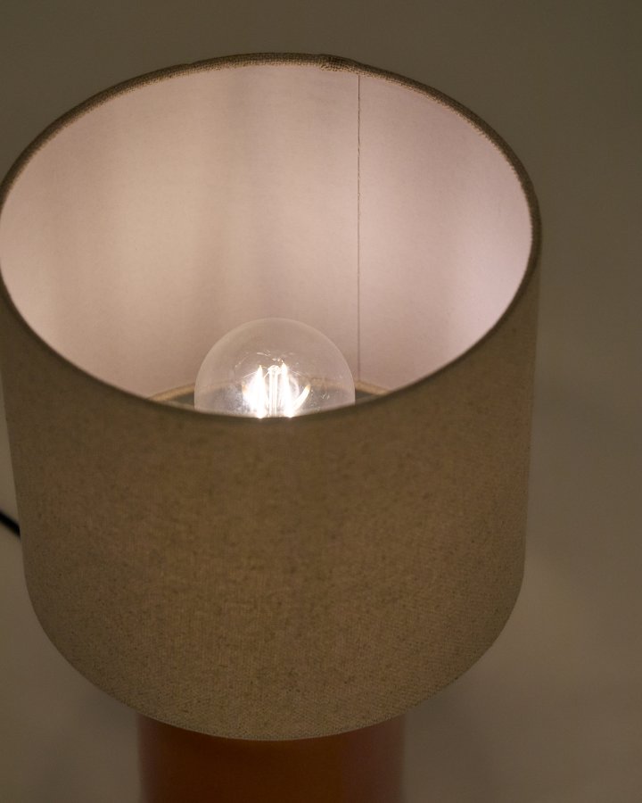 KAVE HOME Daeli keramisk bordlampe med orange finish og beige bomuld