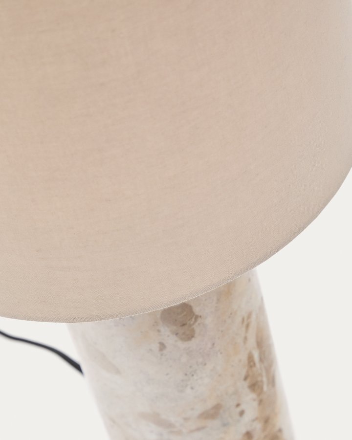 KAVE HOME Raze bordlampe i beige marmor med en beige skrm i hr