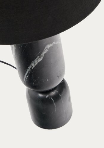 KAVE HOME Vex bordlampe i sort marmor med sort hrskrm