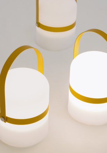 KAVE HOME Janvir genopladelige bordlampe - hvid plast og sennepsgul metal