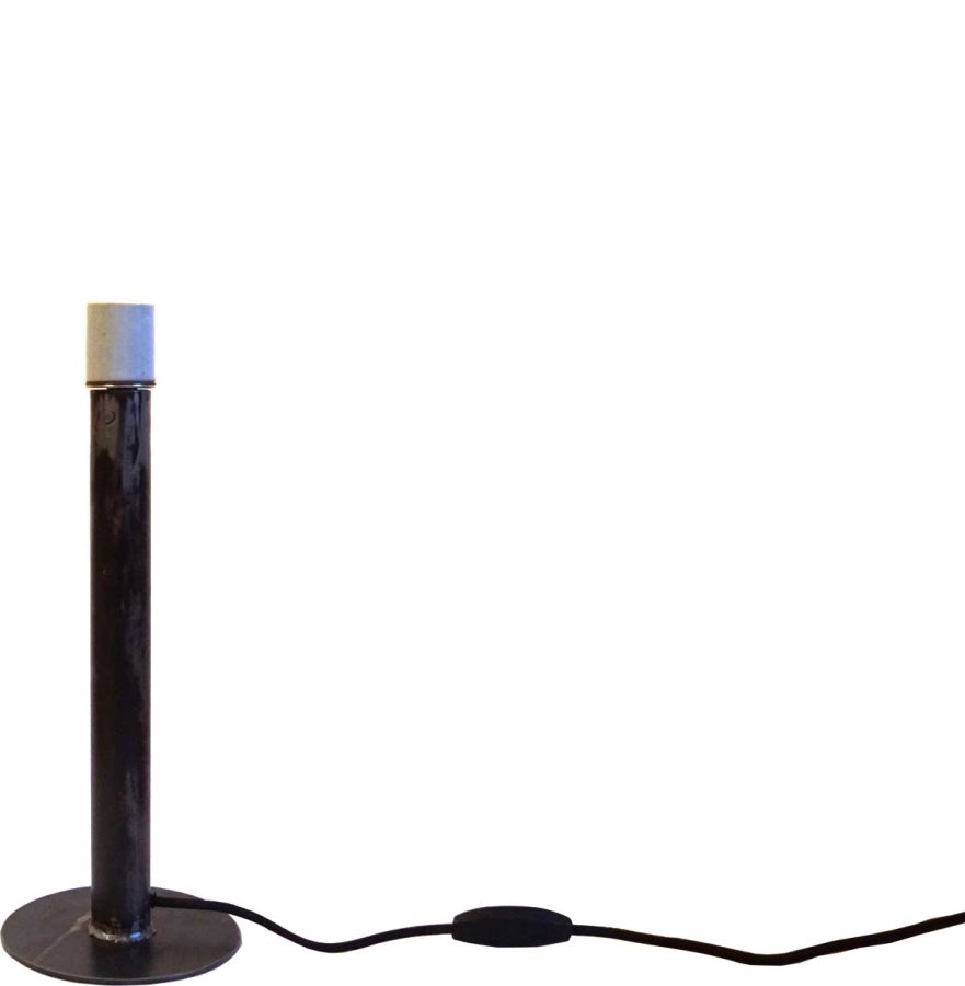 TRADEMARK LIVING bordlampe - lakeret jern 