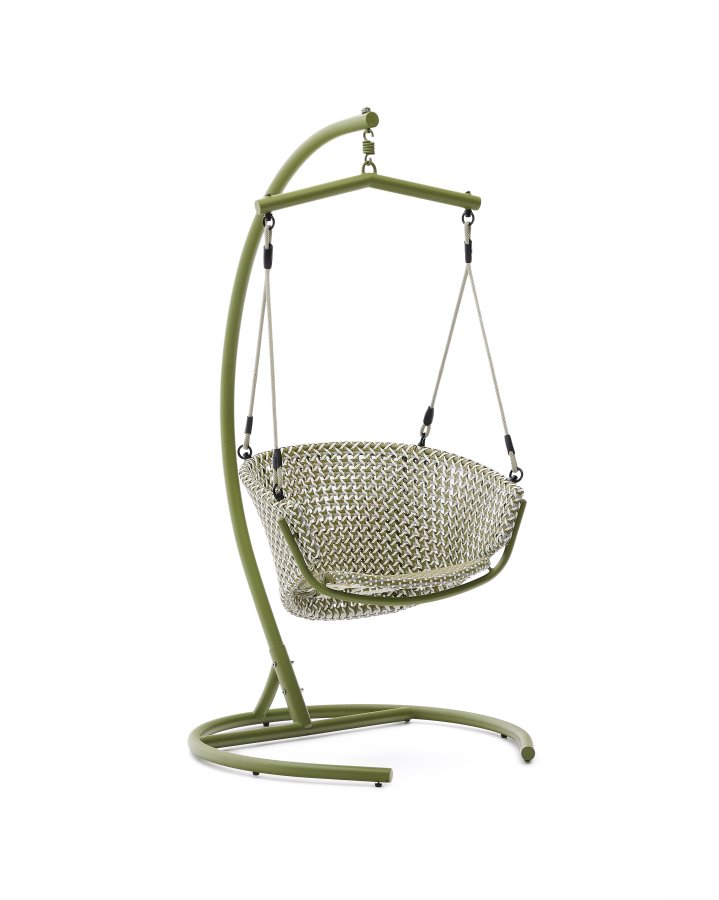 KAVE HOME Saliga grn hngende lnestol med fod i aluminium og syntetisk rattan