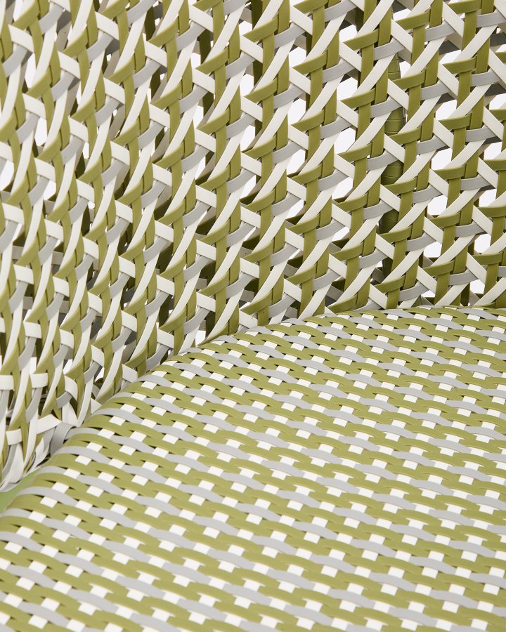 KAVE HOME Saliga grn hngende lnestol med fod i aluminium og syntetisk rattan