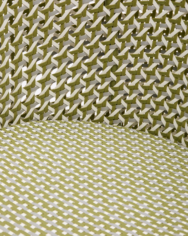 KAVE HOME Saliga grn hngende lnestol med fod i aluminium og syntetisk rattan