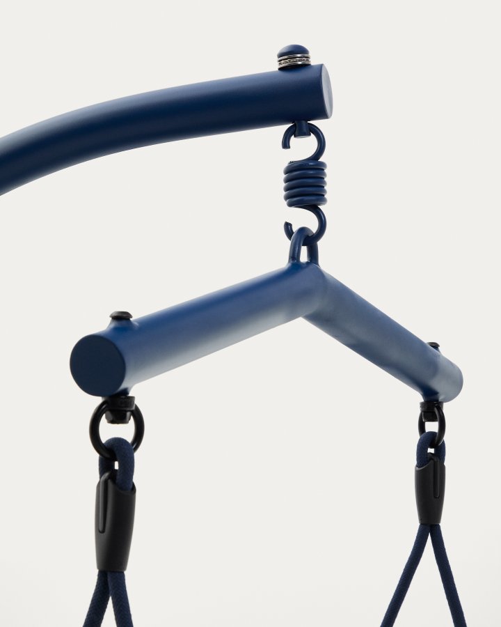 KAVE HOME Saliga bl hngende lnestol med fod i aluminium og syntetisk rattan