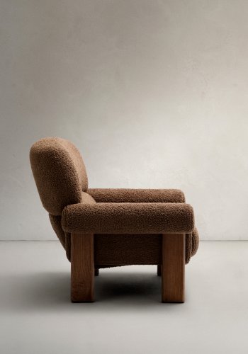 KAVE HOME Nema lnestol i taupe bouclé med ben af massivt asketr i valndfinish FSC 100%