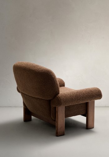 KAVE HOME Nema lnestol i taupe bouclé med ben af massivt asketr i valndfinish FSC 100%