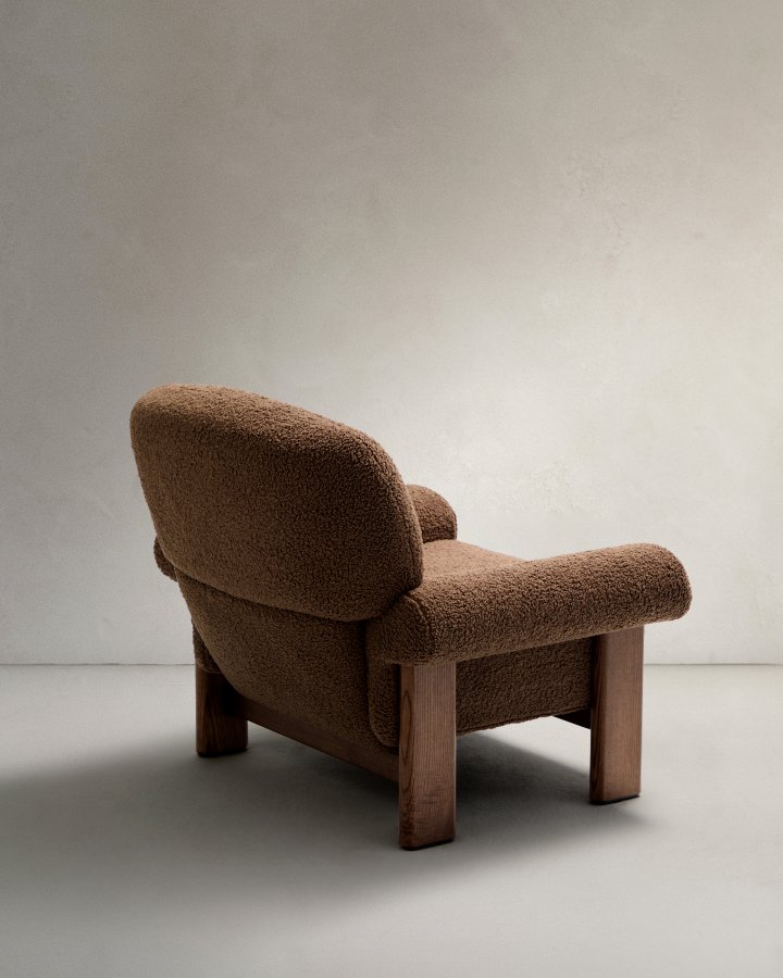 KAVE HOME Nema lnestol i taupe bouclé med ben af massivt asketr i valndfinish FSC 100%