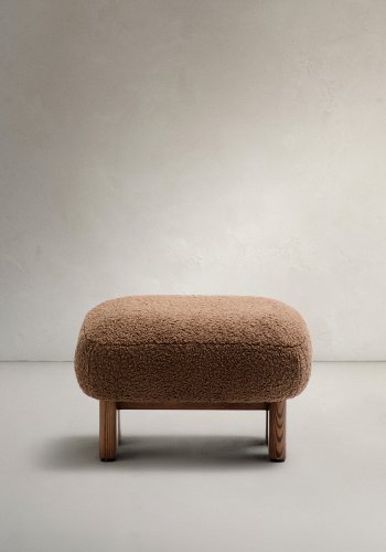 KAVE HOME Nema taupe bouclé fodskammel med ben af massivt asketr valnddefinish 65x55,4cm FSC 100%