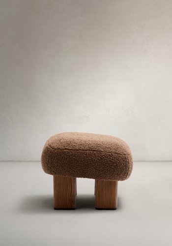 KAVE HOME Nema taupe bouclé fodskammel med ben af massivt asketr valnddefinish 65x55,4cm FSC 100%