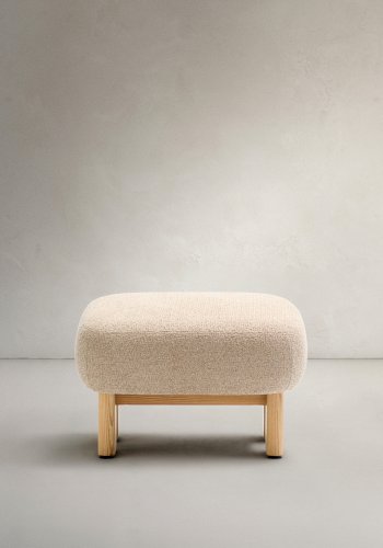 KAVE HOME Nema beige chenille fodskammel med ben af massivt asketr naturlig finish 65x55,4 cm FSC 100%