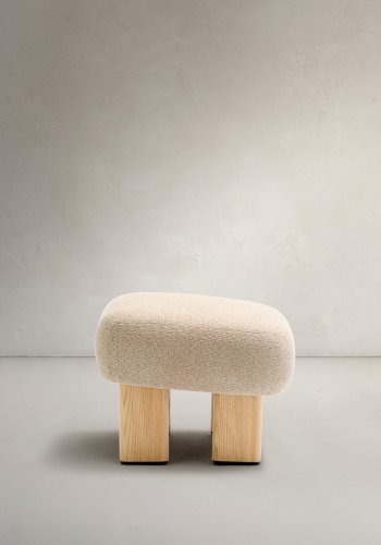 KAVE HOME Nema beige chenille fodskammel med ben af massivt asketr naturlig finish 65x55,4 cm FSC 100%