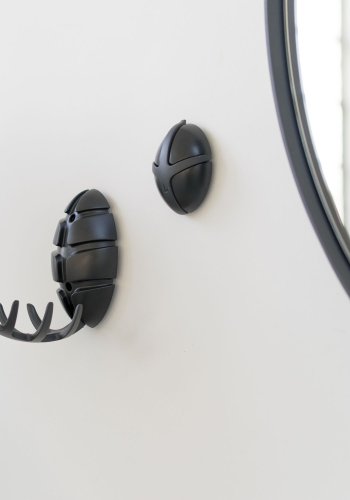 SPINDER DESIGN Bug knagerkke - sort plastik og slv stl 