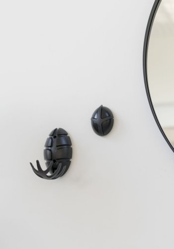 SPINDER DESIGN Bug knagerkke - sort plastik og slv stl 