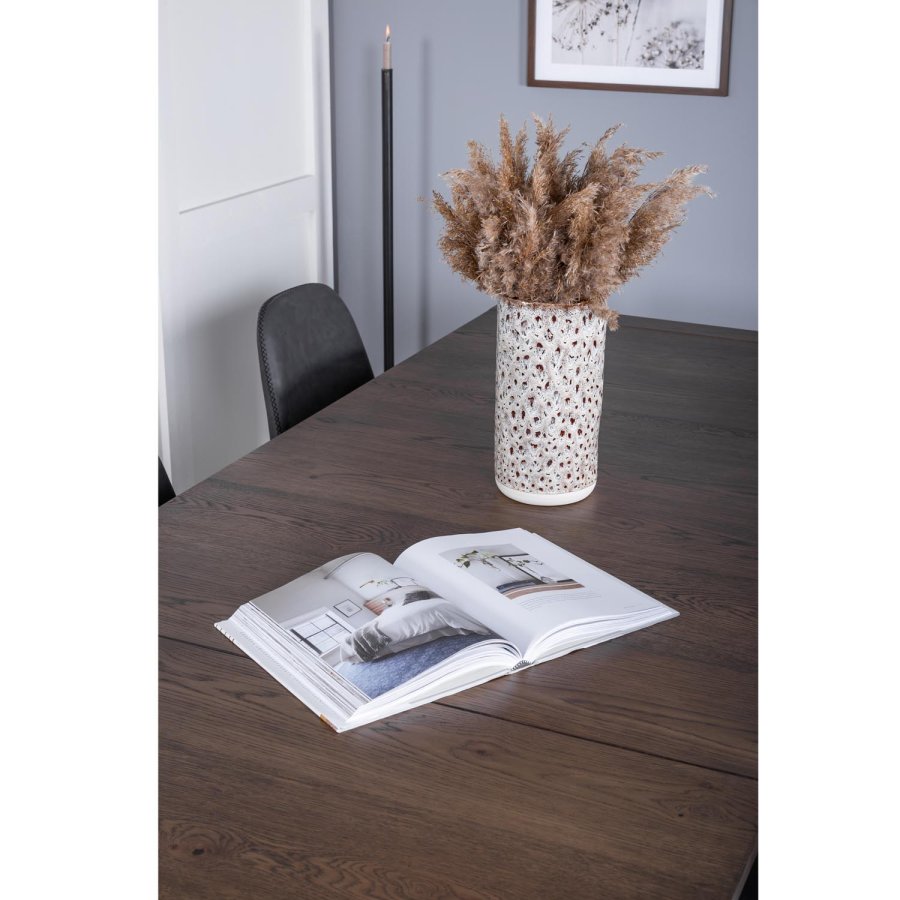 VENTURE DESIGN Slider spisebordsst, m. 6 stole - smoked egefiner/eg og sort PU/sort metal