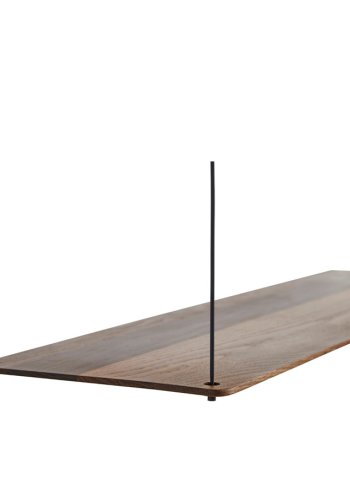 WOUD Stedge tilfjelseshylde - rget egetr og metal (80cm)