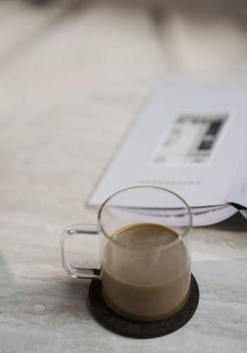 ROWICO Taransay sofabord, rund - beige travertin og hvidvasket eg (60)