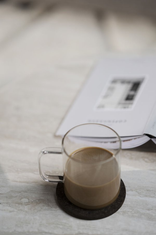 ROWICO Taransay sofabord, rund - beige travertin og hvidvasket eg (60)