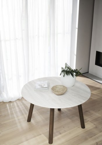 ROWICO Taransay spisebord, rund - beige travertin og brun eg (125)