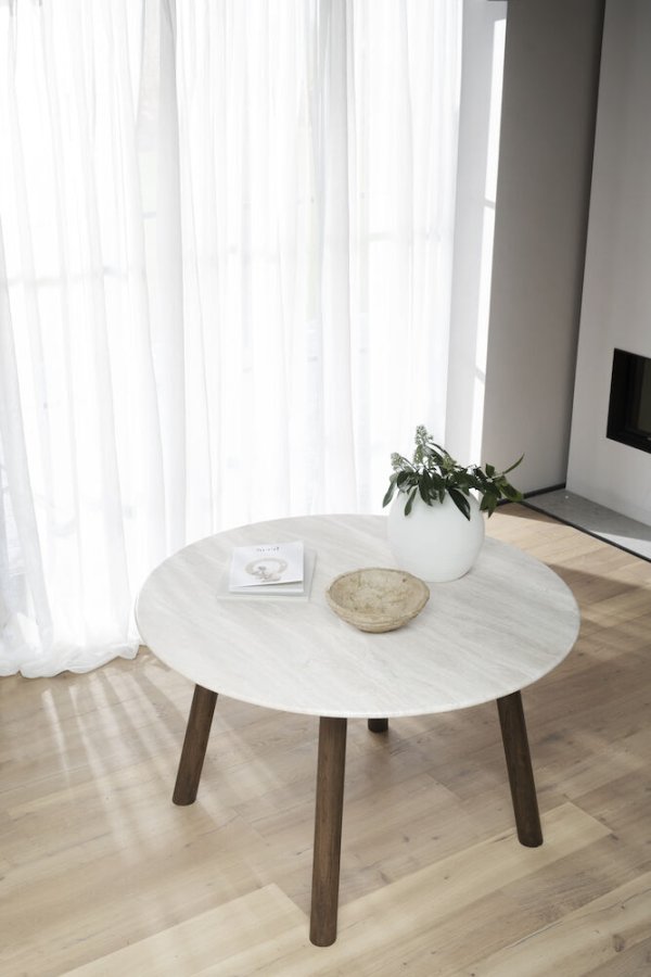 ROWICO Taransay spisebord, rund - beige travertin og brun eg (125)