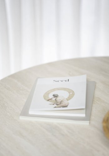 ROWICO Taransay spisebord, rund - beige travertin og brun eg (125)