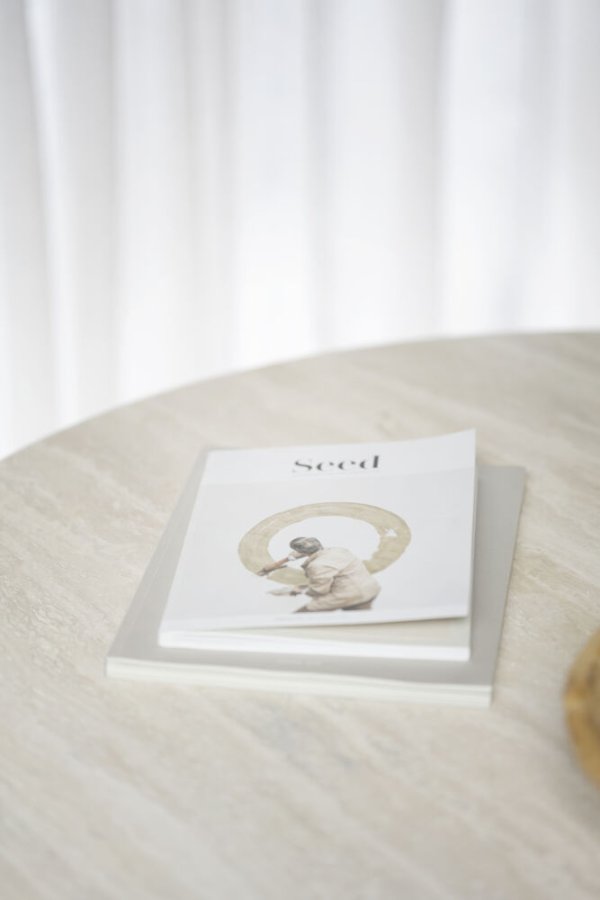 ROWICO Taransay spisebord, rund - beige travertin og brun eg (125)