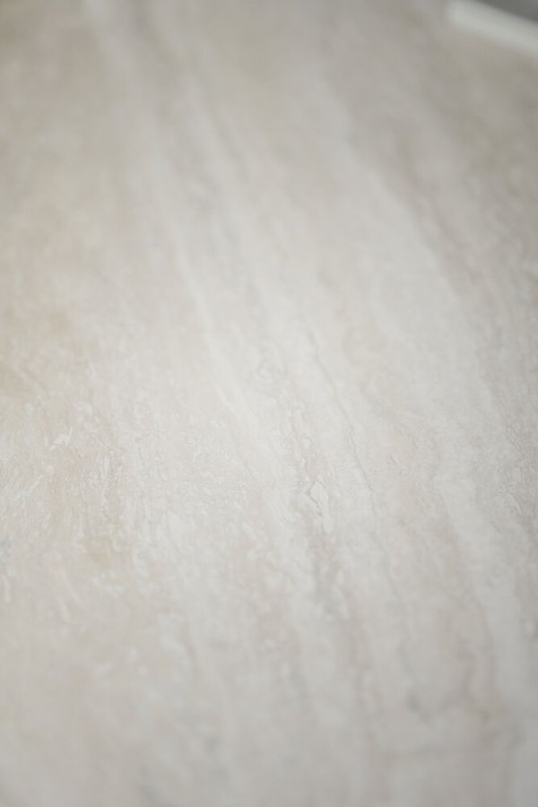 ROWICO Taransay spisebord, rund - beige travertin og brun eg (125)