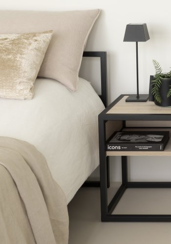 SPINDER DESIGN Diva One-Nightstand sengebord, m. 1 hylde - olieret egetr og sort stl (40x40)