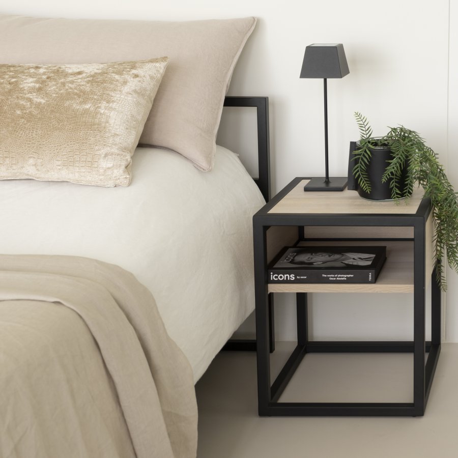 SPINDER DESIGN Diva One-Nightstand sengebord, m. 1 hylde - olieret egetr og sort stl (40x40)