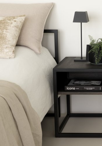 SPINDER DESIGN Diva One-Nightstand sengebord, m. 1 hylde - olieret egetr og sort stl (40x40)