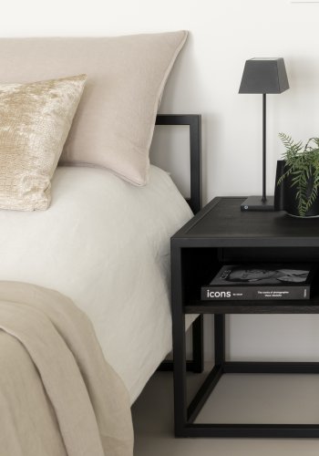 SPINDER DESIGN Diva One-Nightstand sengebord, m. 1 hylde - sort egetr og sort stl (40x40)