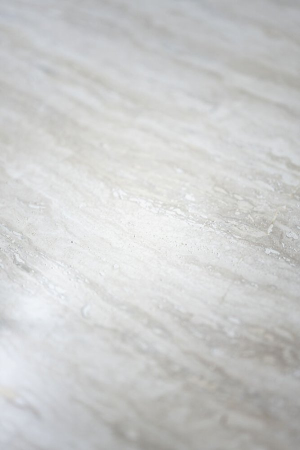 ROWICO Taransay spisebord, rund - beige travertin og hvidvasket eg (125)