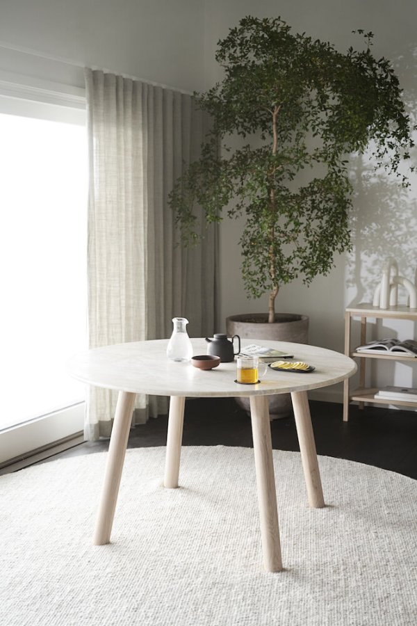 ROWICO Taransay spisebord, rund - beige travertin og hvidvasket eg (125)