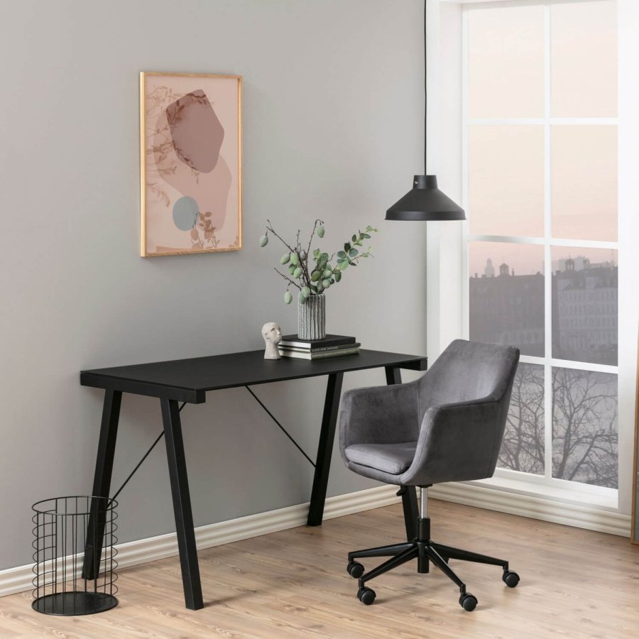 ACT NORDIC Nora skrivebordsstol - mrkegr stof og sort, m. armln og hjul