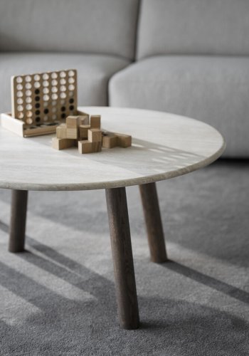 ROWICO Taransay sofabord, rund - beige travertin og brun eg (90)