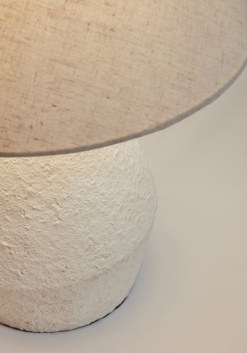 KAVE HOME Noara bordlampe, rund - hvid linned og magnesium (30)