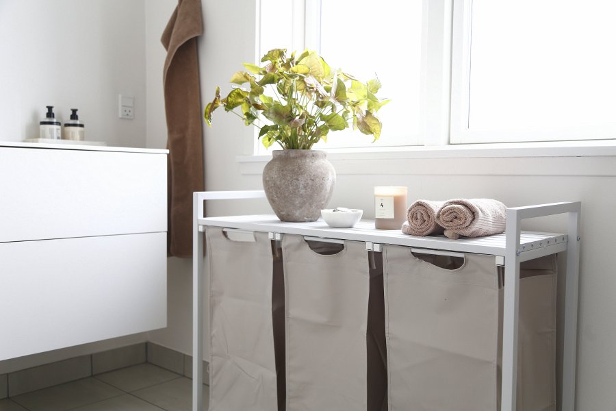 VASAGLE vasketjskurv, m. 3 udtrkkelige og aftagelige vasketjsposer, 1 hylde - stof, hvid MDF/stl