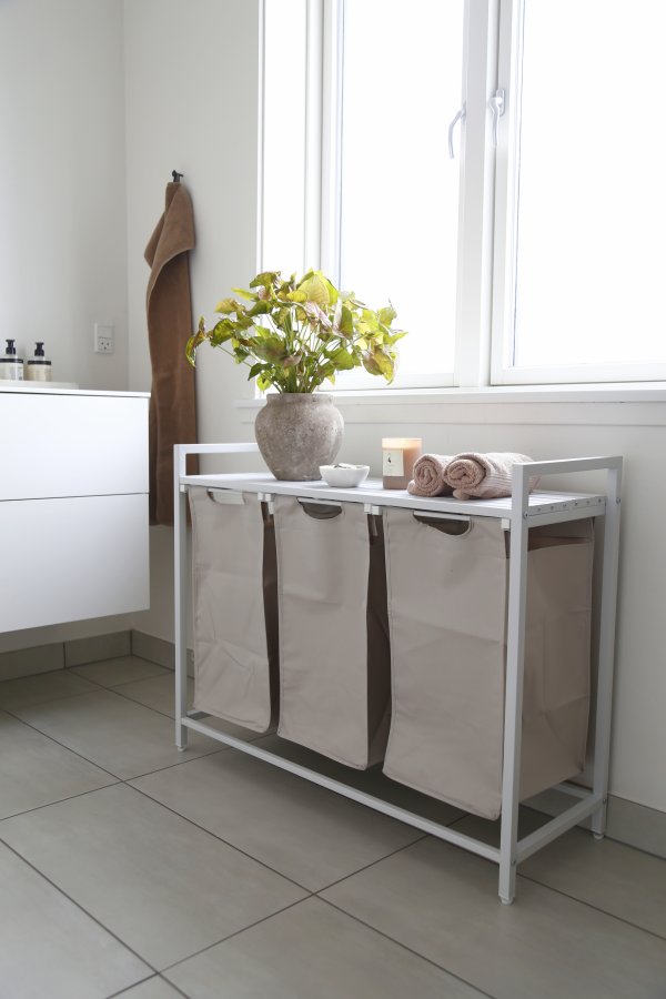 VASAGLE vasketjskurv, m. 3 udtrkkelige og aftagelige vasketjsposer, 1 hylde - stof, hvid MDF/stl