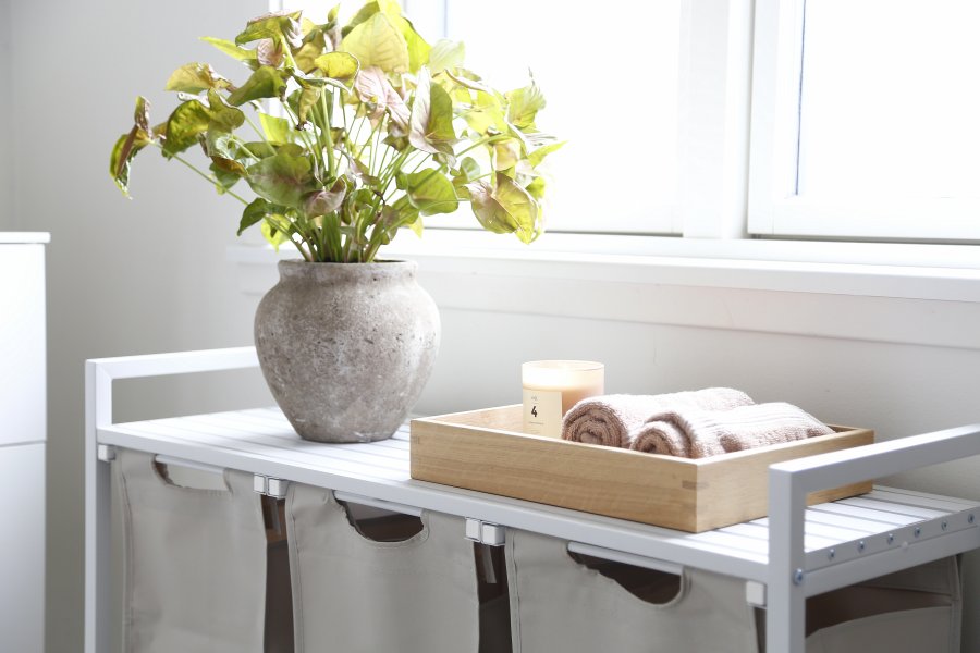 VASAGLE vasketjskurv, m. 3 udtrkkelige og aftagelige vasketjsposer, 1 hylde - stof, hvid MDF/stl