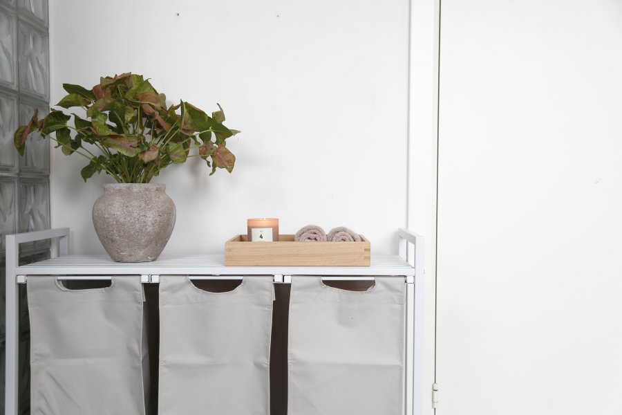 VASAGLE vasketjskurv, m. 3 udtrkkelige og aftagelige vasketjsposer, 1 hylde - stof, hvid MDF/stl