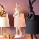KARE DESIGN Animal Rabbit bordlampe - rosa linnedhr og hvid polyresin/stl (H:50cm)